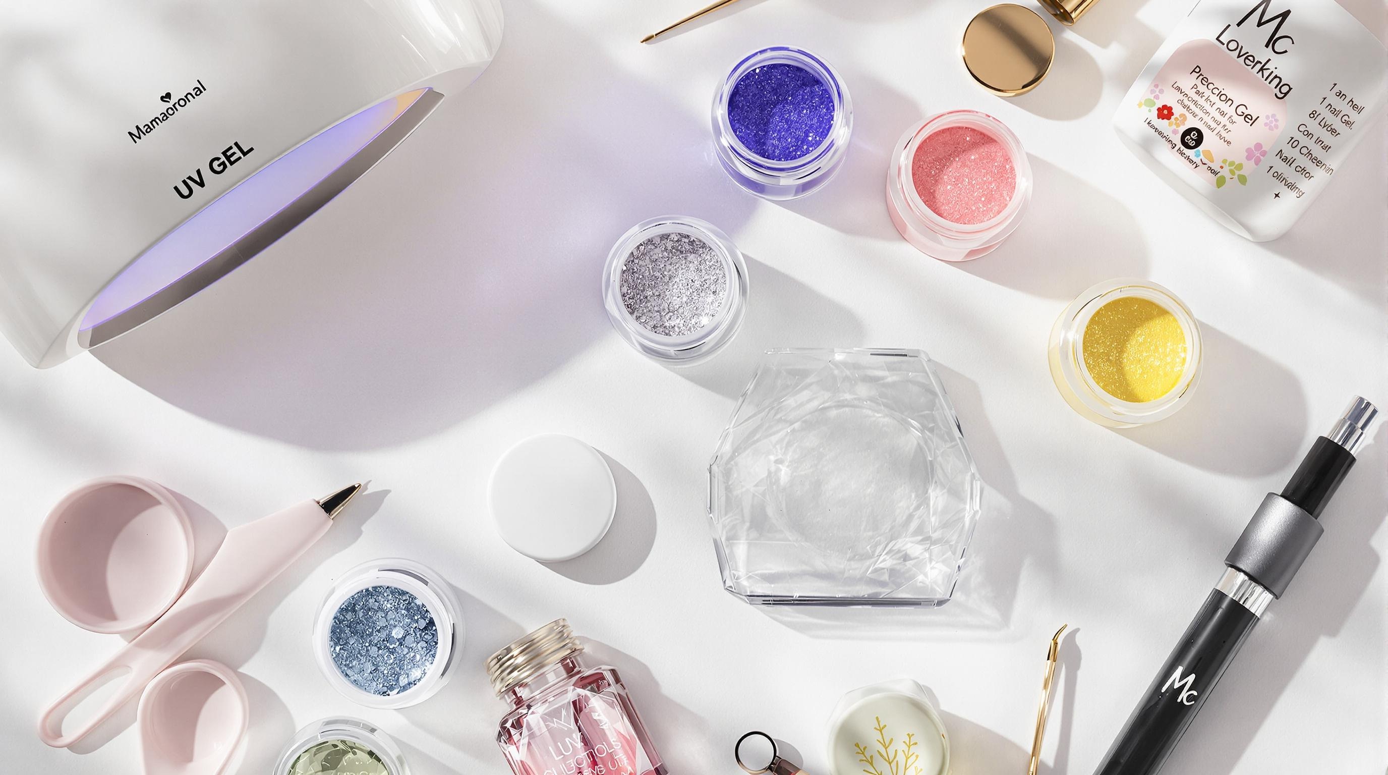 Image montrant un assortiment de produits essentiels pour le nail art, incluant du Gel uv, des paillettes et des outils de précision, le tout mis en scène de manière esthétique.