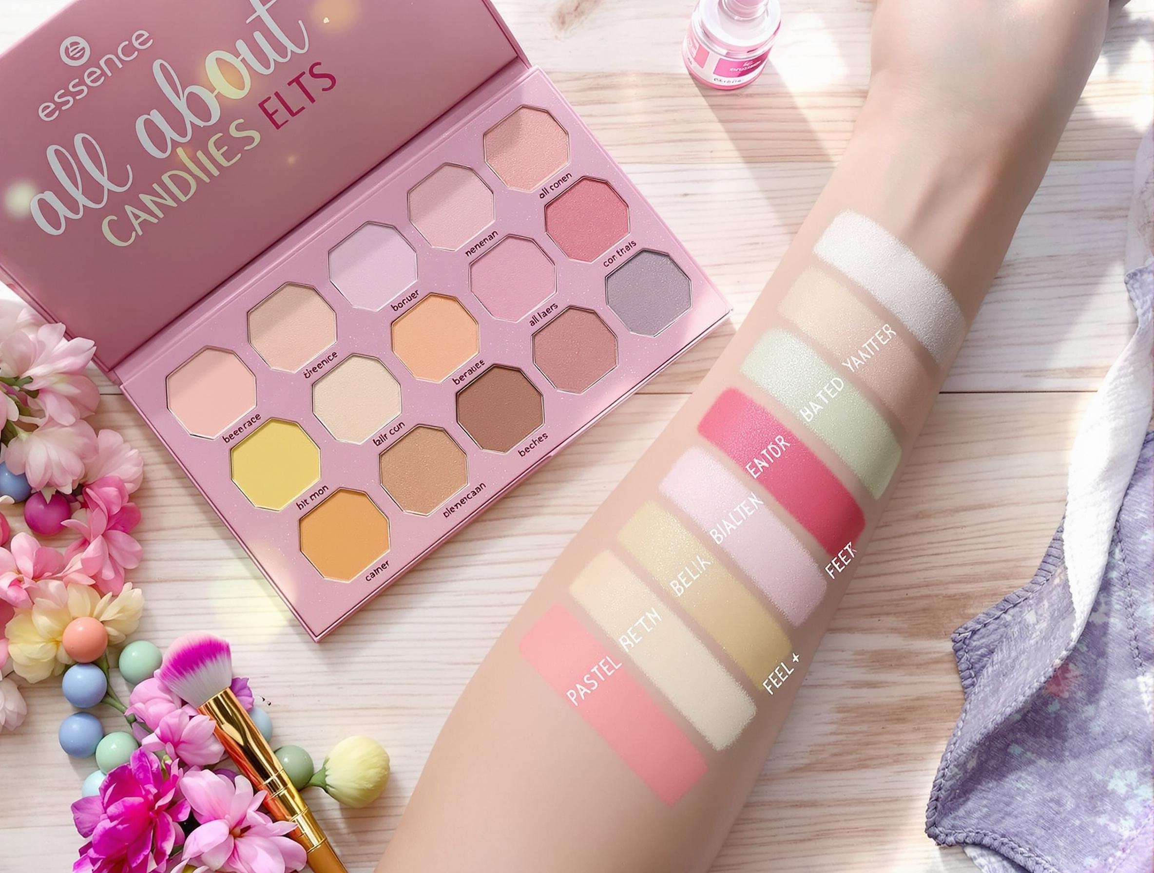 Flat lay d'une palette Essence All About Candies avec swatches et outils.